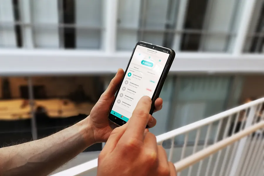Illustrasjonsbilde: En person som holder en mobil