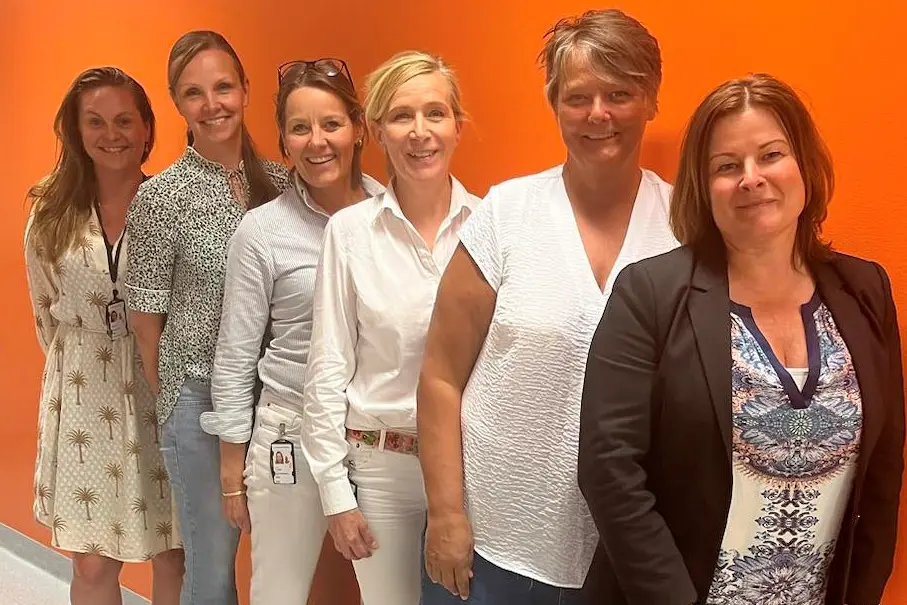 En gruppe mennesker som poserer for et bilde