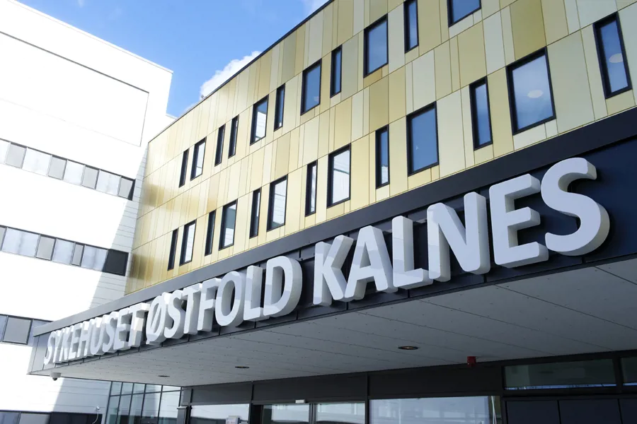 Bilde av skiltet hvor det står Sykehuset Østfold Kalnes ved hovedinngangen