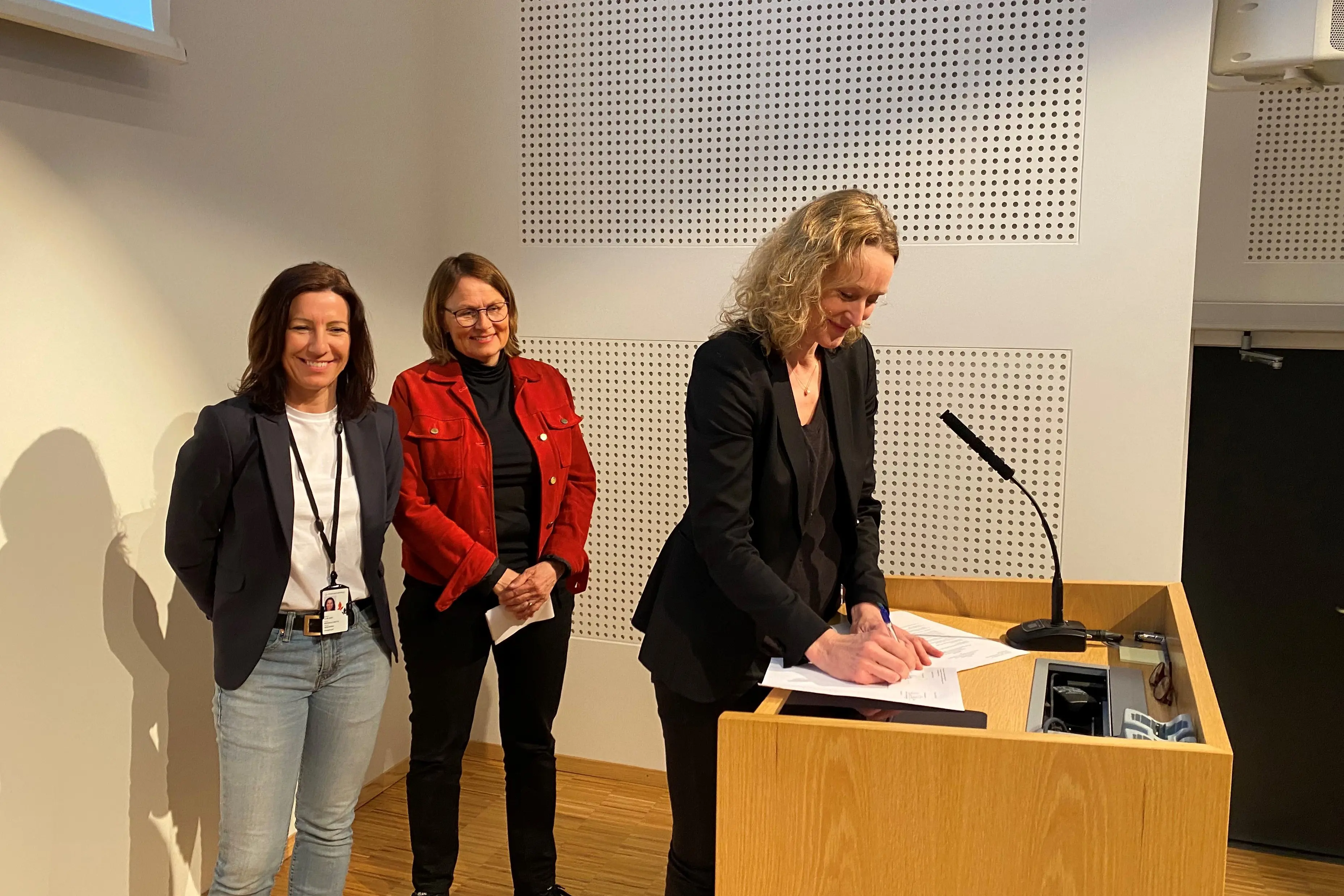 Anette Siebenherz, Lindis Burheim og Hege Gjessing ved signering