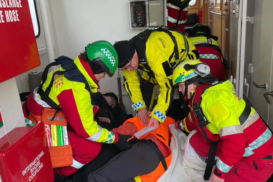 Ambulanselærlinger og skadde på båt