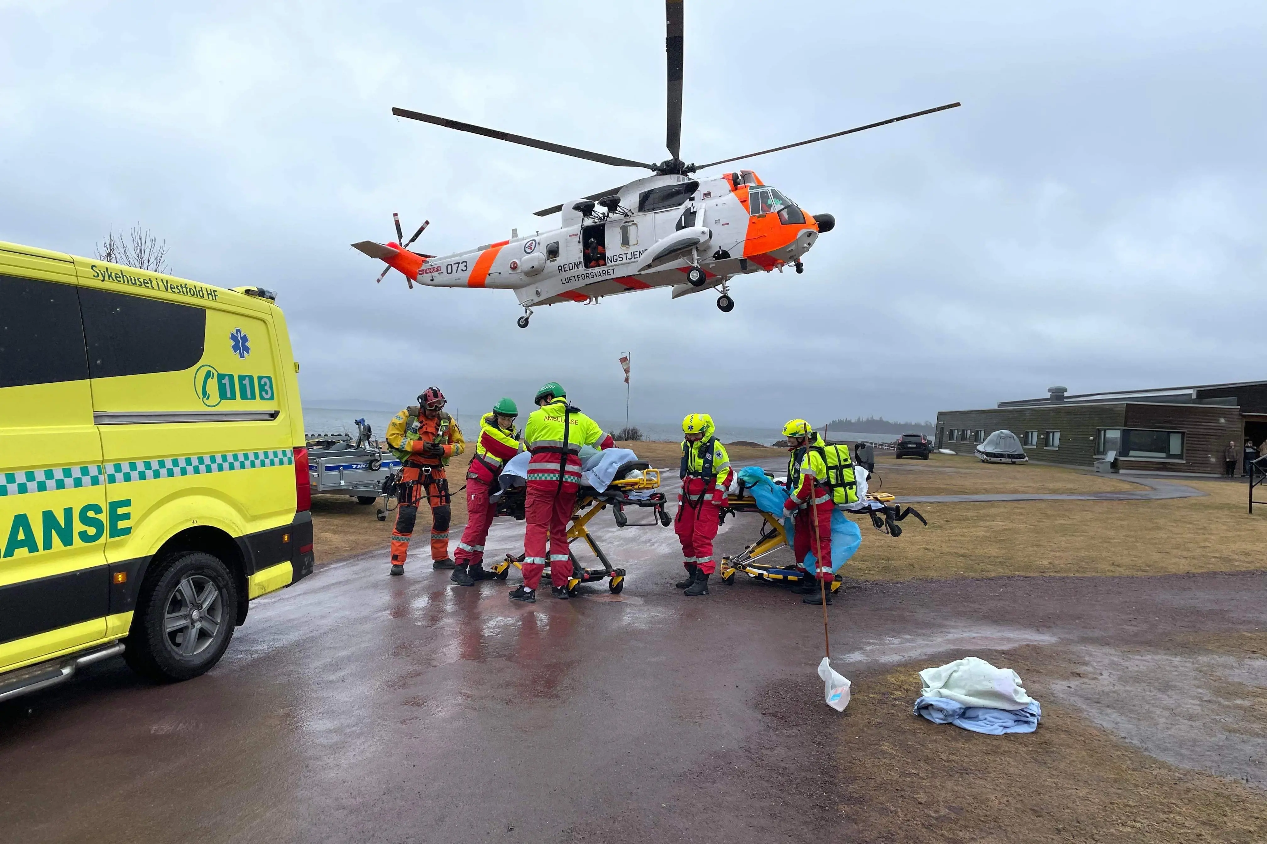 Bringer pasient til sea king-helikopter