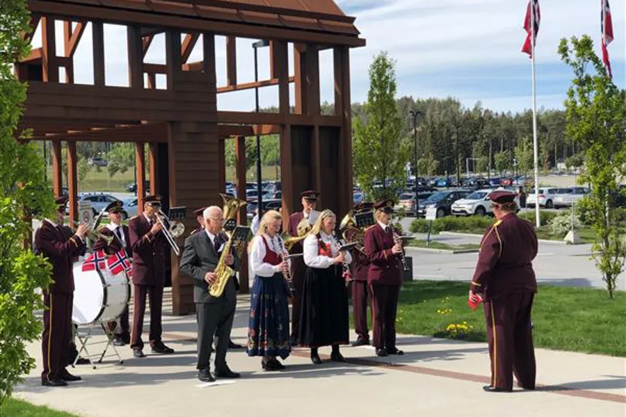 Musikkorpset Harmoni spiller utenfor hovedinngangen på Kalnes