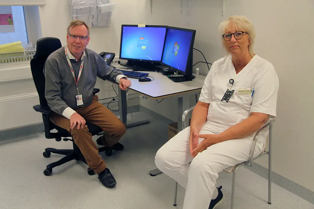 Andreas Stensvold og Elisabeth Holm ved kreftavdelingen i Sykehuset Østfold