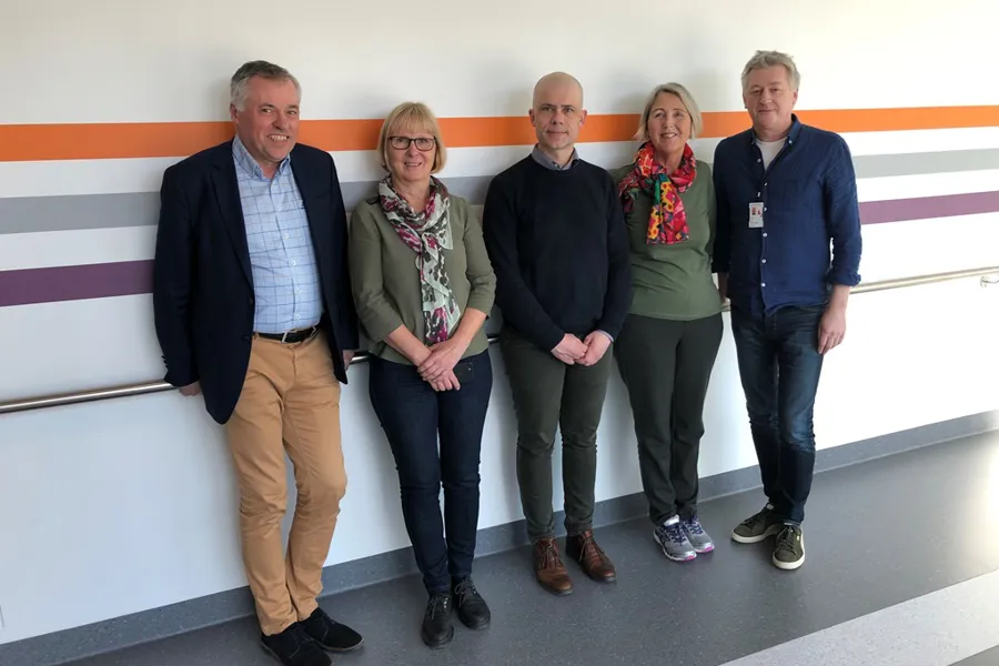 En gruppe mennesker som poserer for et bilde