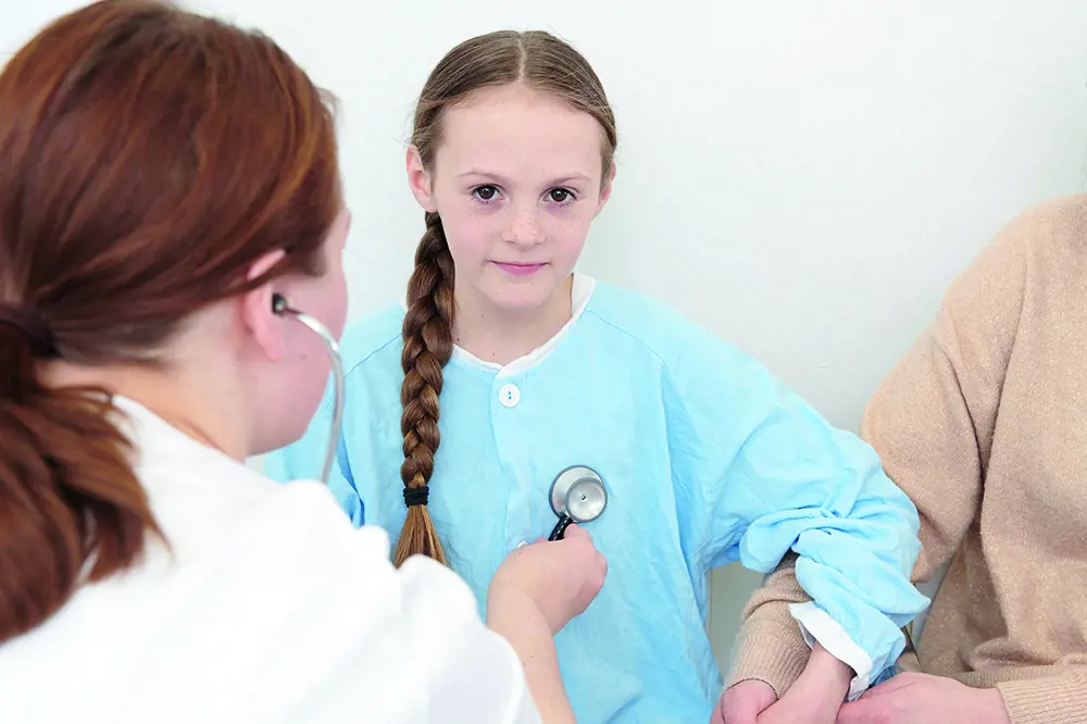 Bilde av en jente og lege med stetoskop
