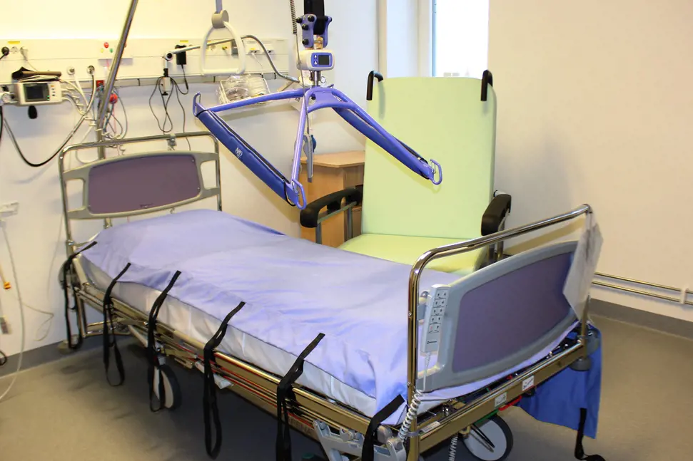 I dette rommet i Sykehuset Østfold er det spesialtilpasset utstyr som takhengt heis, bariatriseng og spesialstol.
