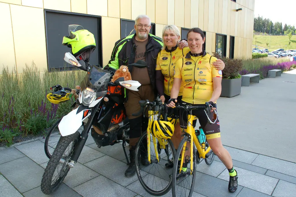 Paramedic Thomas Hagen, sekretær Anita Alme og avdelingssjef Fiona Skjennem er med i Team Rynkeby Østfold på ferden mot Paris.