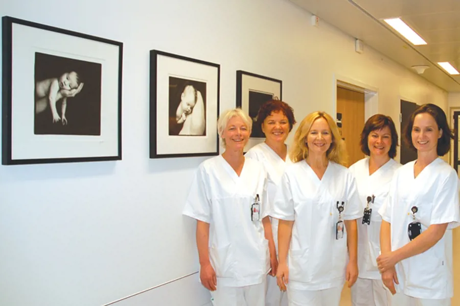 En gruppe kvinner i hvite skjorter