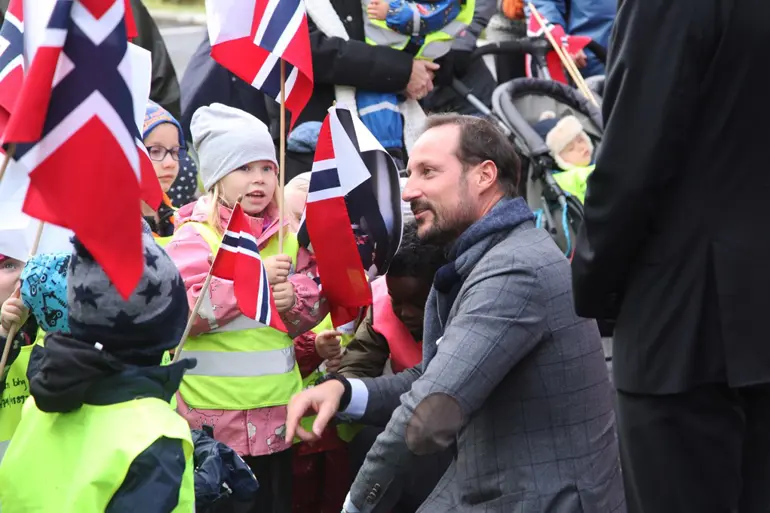 Kronprins Haakon tok seg tid til å hilse på barna i Åsebråten barnehage.