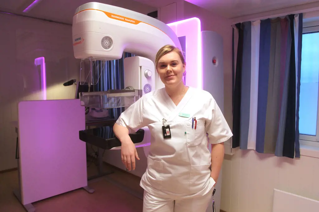Radiograf Ann Helen Wang Johansen ved den splitter nye maskinen