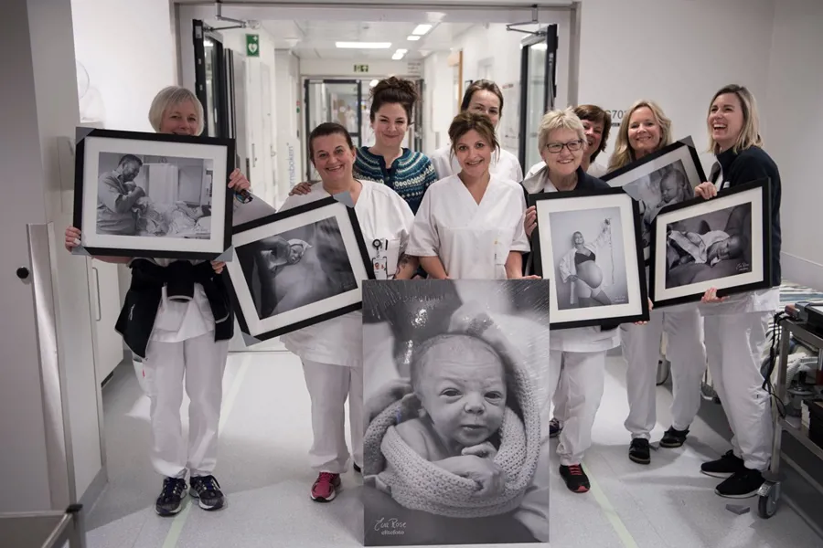 Fødselsfotograf Eva Rose med gave til føde-barsel på Sykehuset Østfold