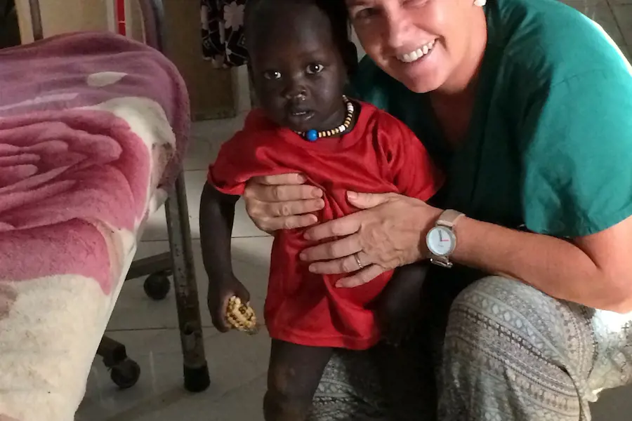 Birgitte Gundersen med et barn i Sør-Sudan