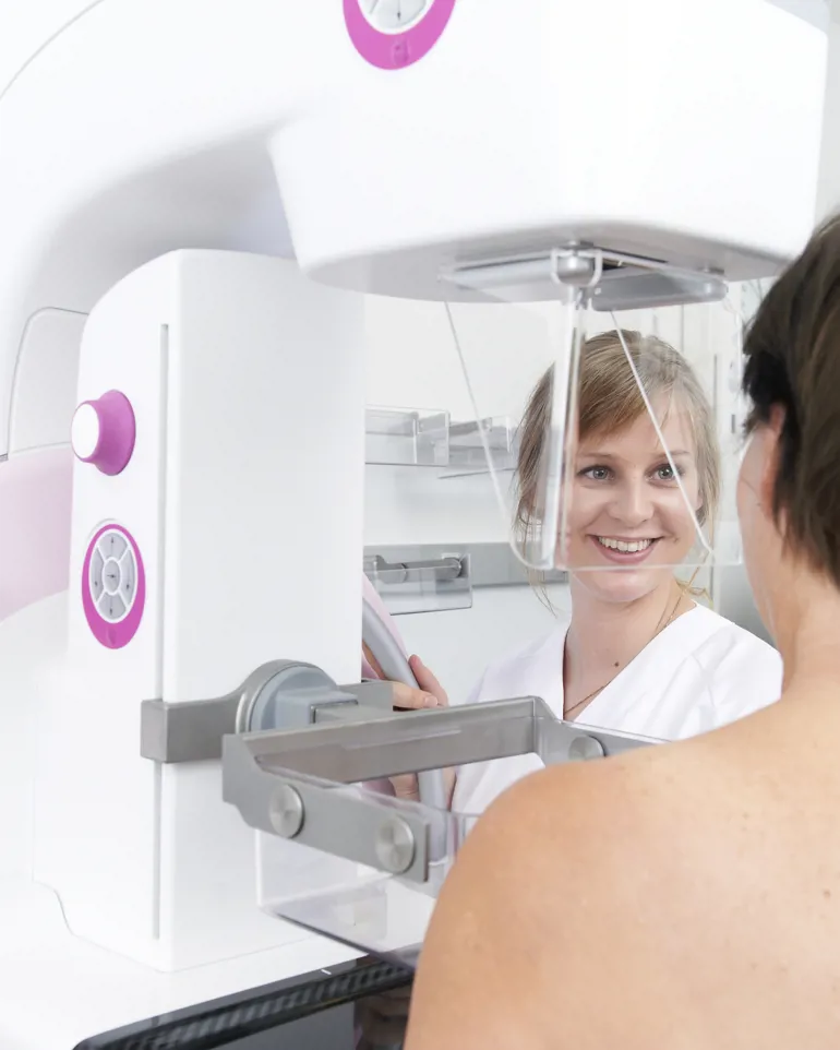 Illustrasjon: Dame som tar mammografi