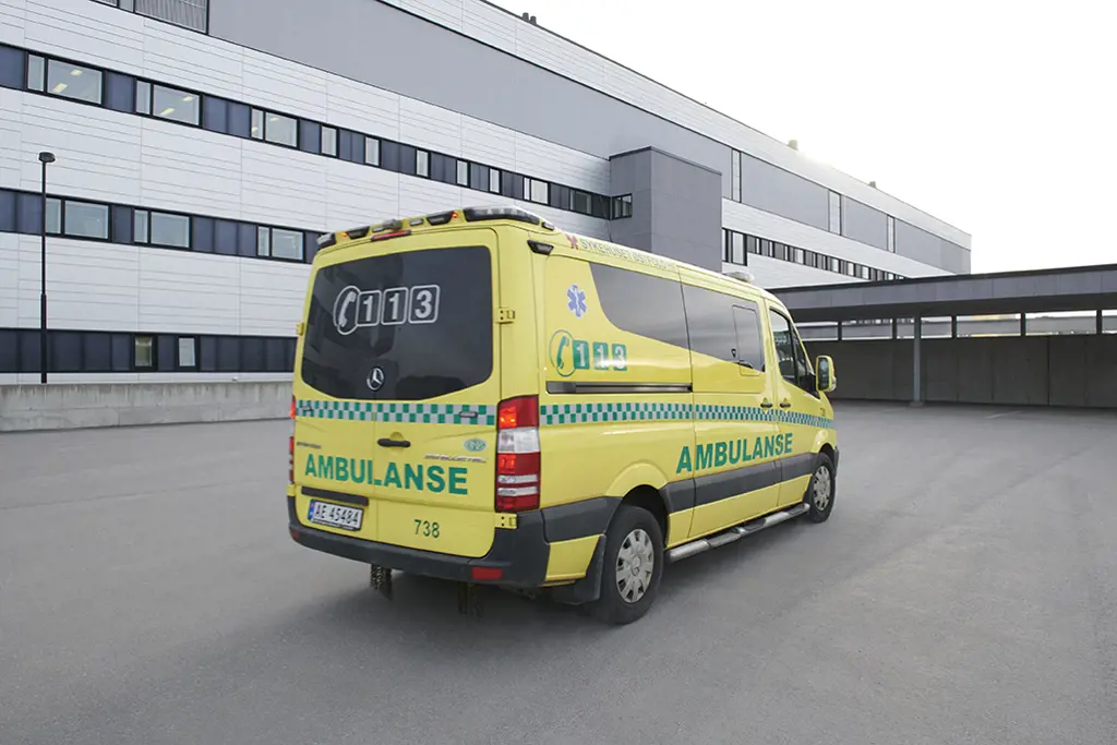 Ambulanse utenfor akuttmottaket i Sykehuset Østfold