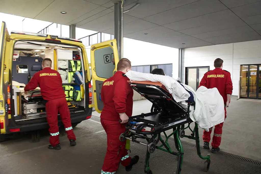 Ambulanse, inngang akuttmottaket på Kalnes