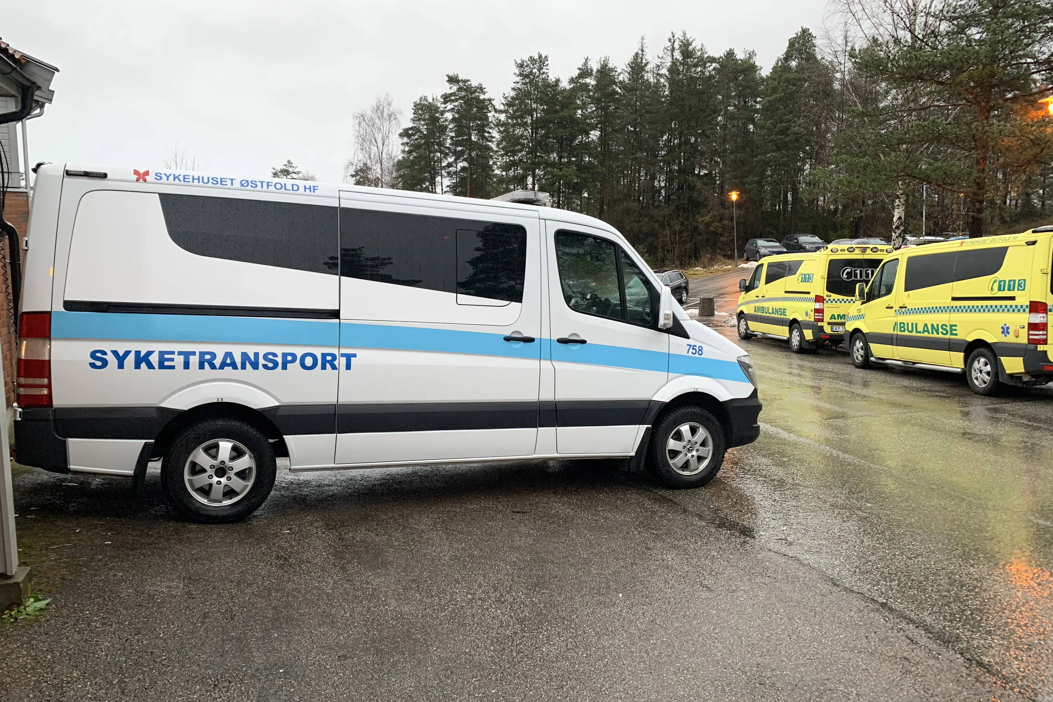 Syketransport, hvit bil i Sykehuset Østfold