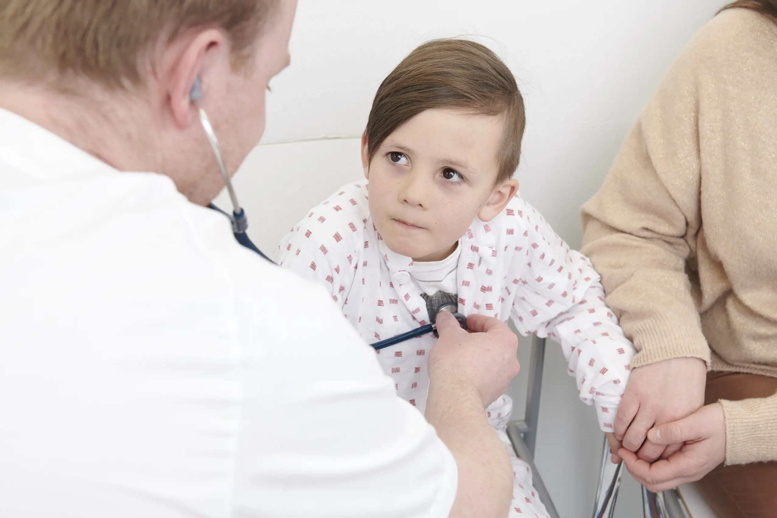 En lege som undersøker et barn