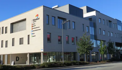 En stor bygning med en gate foran seg
