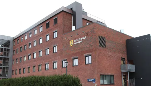 En stor murbygning