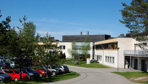 En parkeringsplass foran en bygning