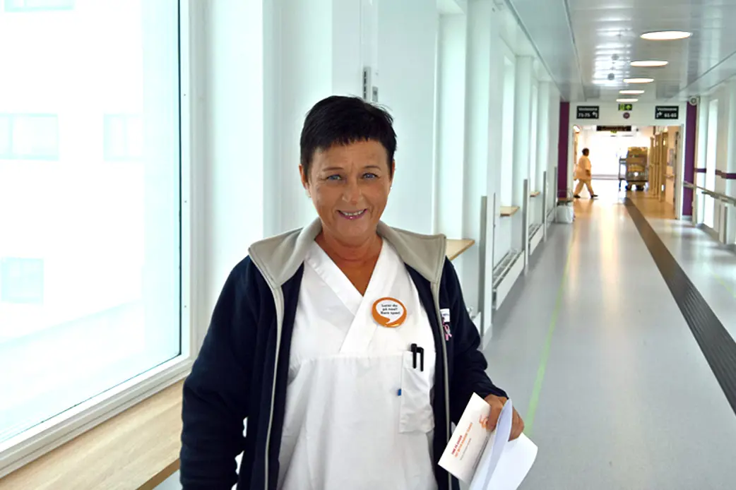 Sykehusmedarbeider med button 2