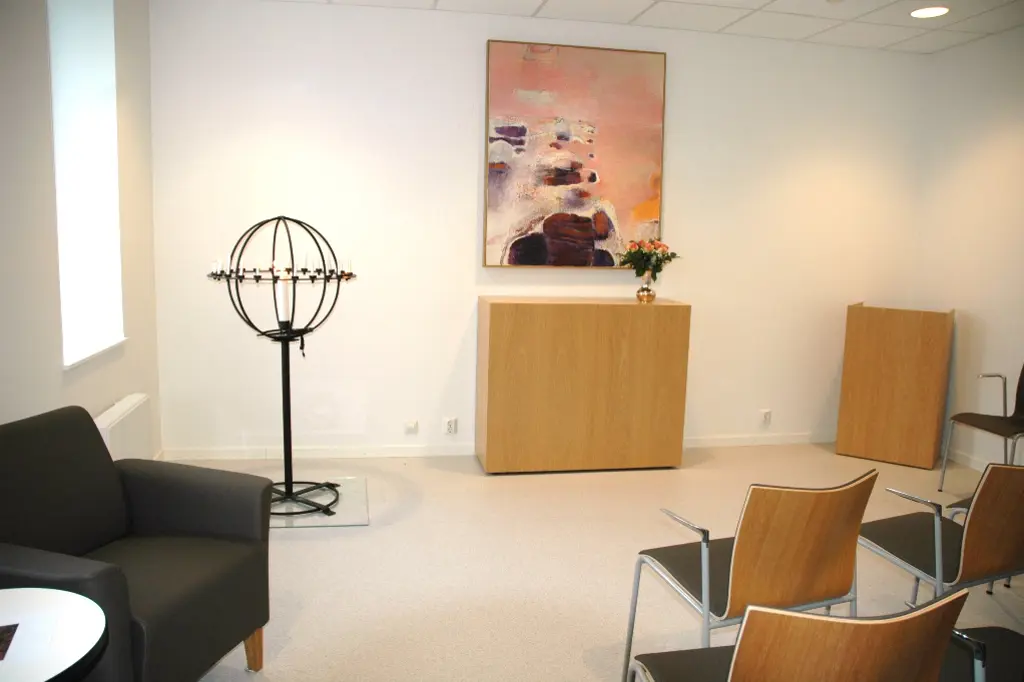 Rom for stillhet og ettertanke ligger i 1. etasje på Sykehuset Østfold Kalnes, like ved hovedinngang og vestibyle.
