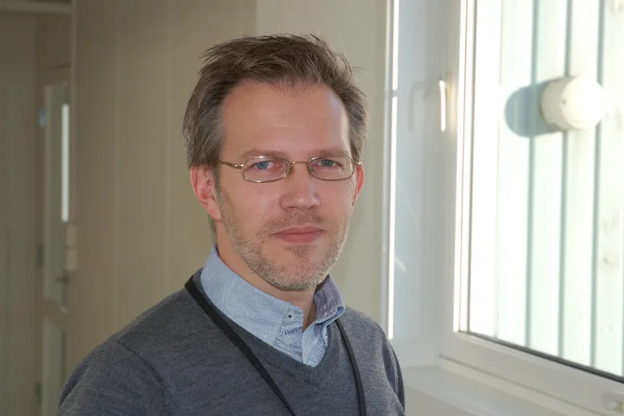 En mann med briller