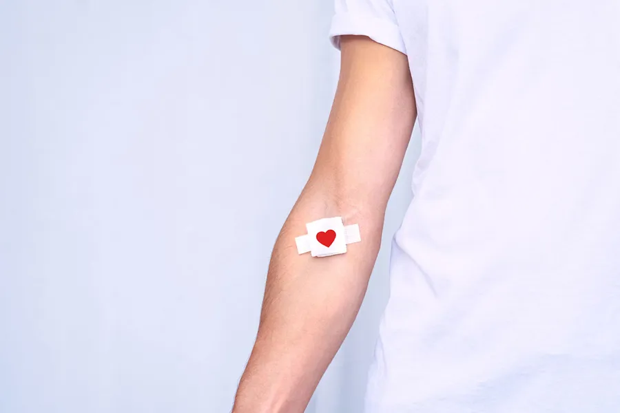 En persons arm med en hvit skjorte og en hvit bakgrunn